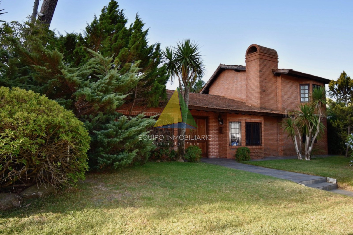 Casa en Playa Mansa de Cuatro Dormitorios en Alquiler Punta del Este