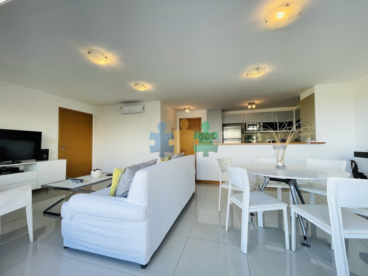 Apartamento de 2 Dormitorios y Parrillero Frente a Playa Brava, Punta del Este - Ref : EQP4386