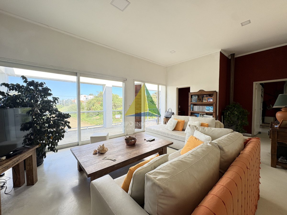 Moderna Casa a metros del MAR - Ref : EQP7847