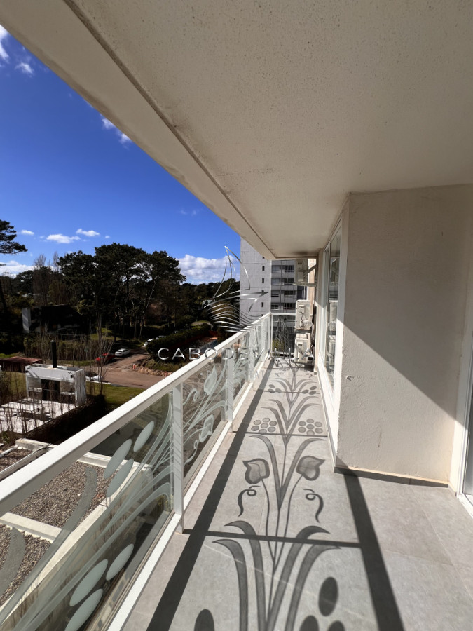 En venta y alquiler anual departamento en Punta del Este