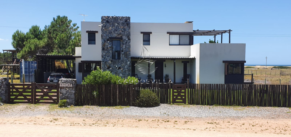 Casa en venta y alquiler anual de 4 dormitorios con piscina climatizada José Ignacio Punta del Este