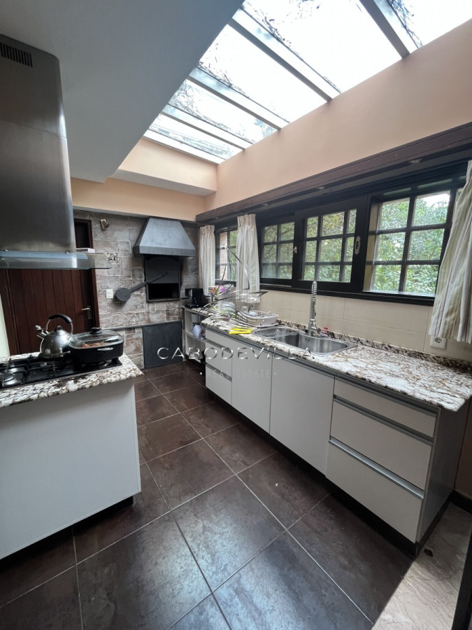 En venta y alquiler anual casa de 4 dormitorios más dependencia de servicio Punta del Este