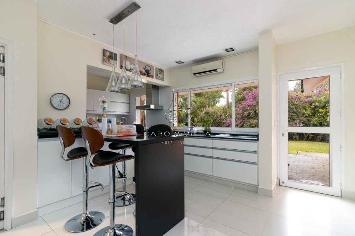 Venta y Alquiler casa de 5 dormitorios con piscina climatizada Punta del Este