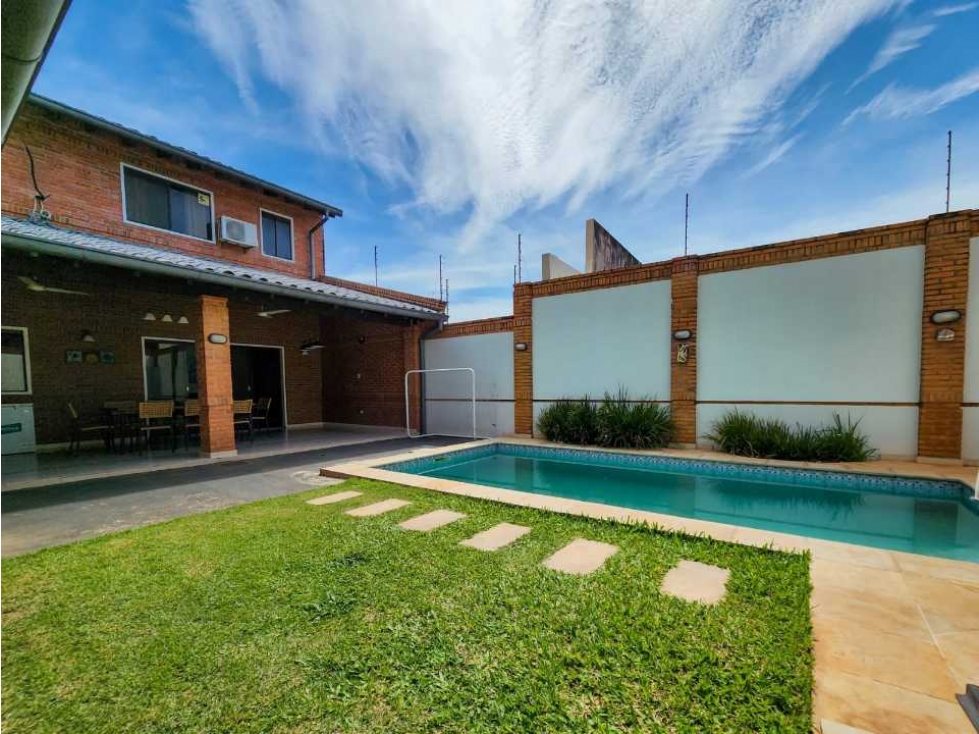 OPORTUNIDAD, VENDO HERMOSA CASA C/ 5 DORMITORIOS Y PISCINA EN LAMBARE — foto 2