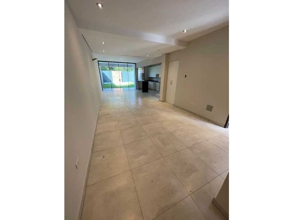 VENDO/ALQUILO HERMOSO DUPLEX A ESTRENAR EN LUQUE — foto 2