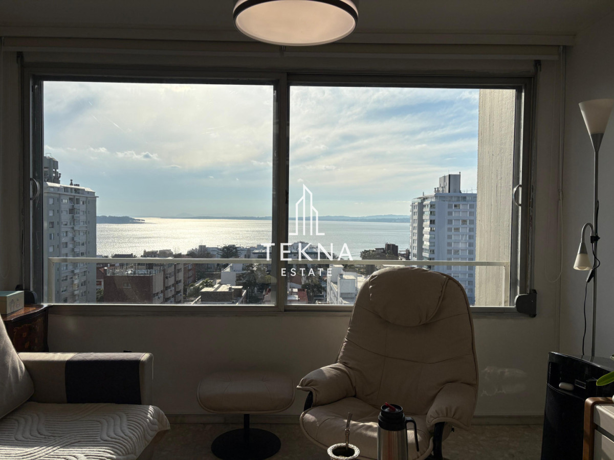 Oportunidad departamento de 1 dormitorio y medio, con vista y bajos gastos comunes.