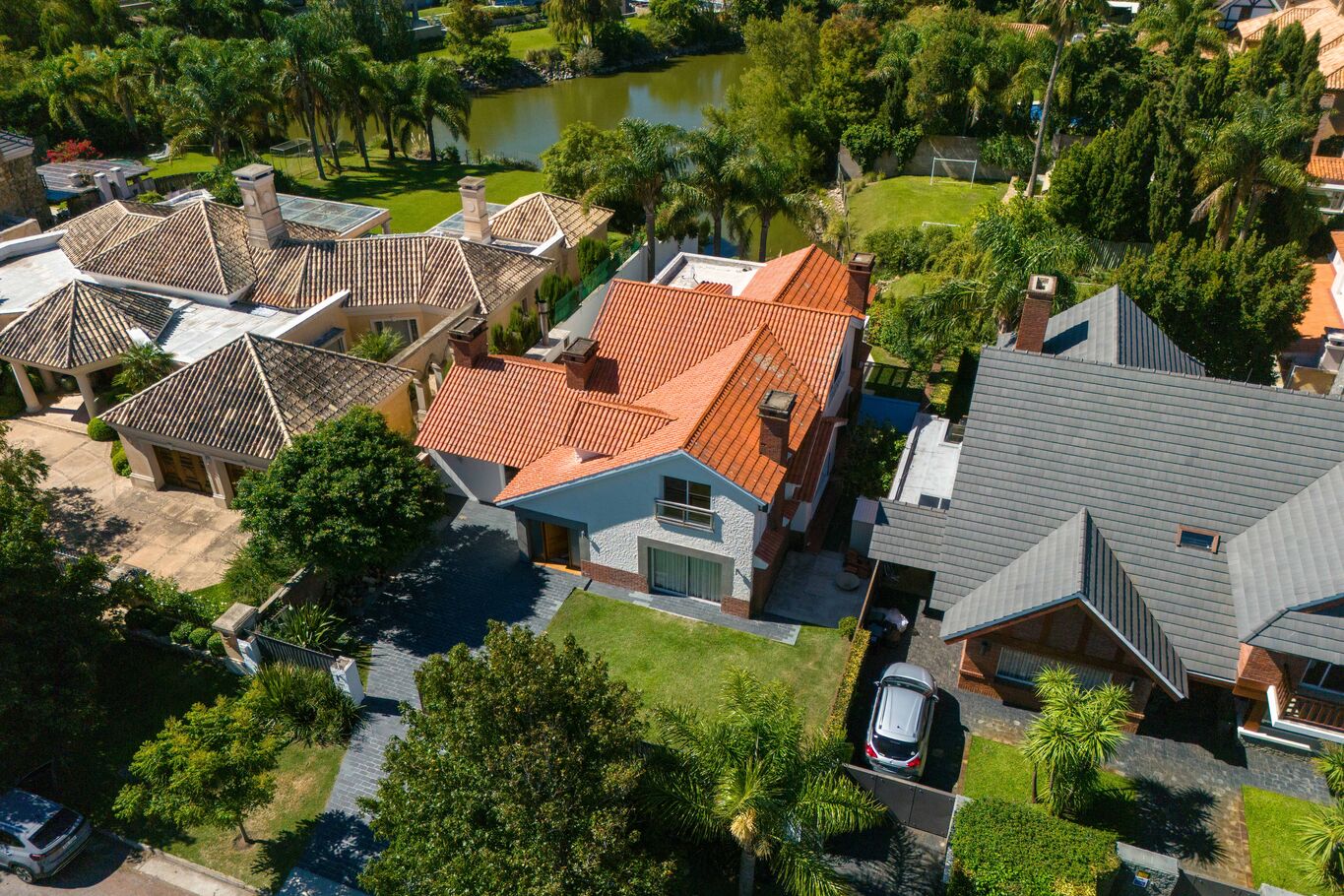 Venta de casa frente al lago en Manantiales de Carrasco | Una forma de vivir el entorno