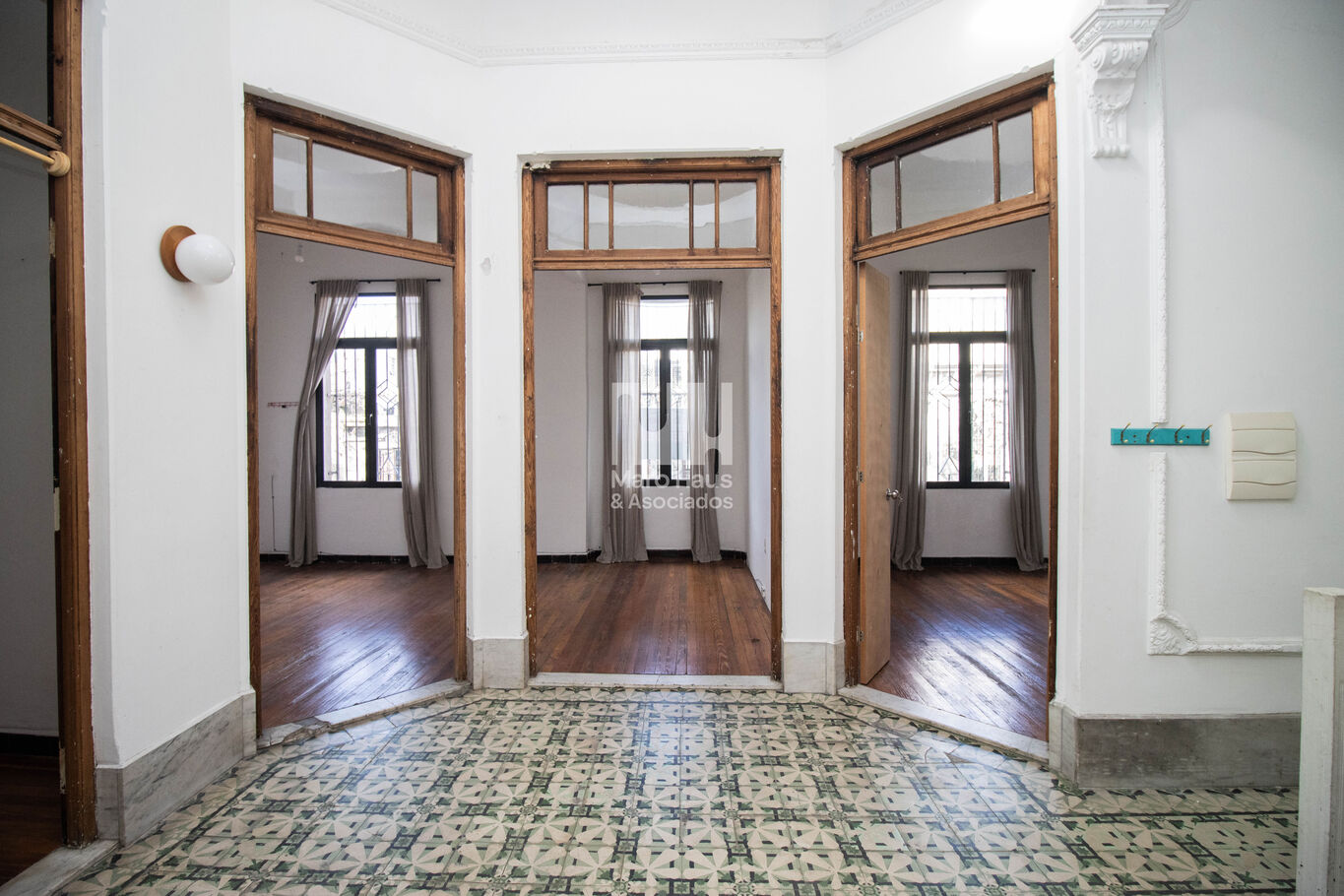 Casa reciclada de 3 dormitorios en planta alta - Centro de Montevideo