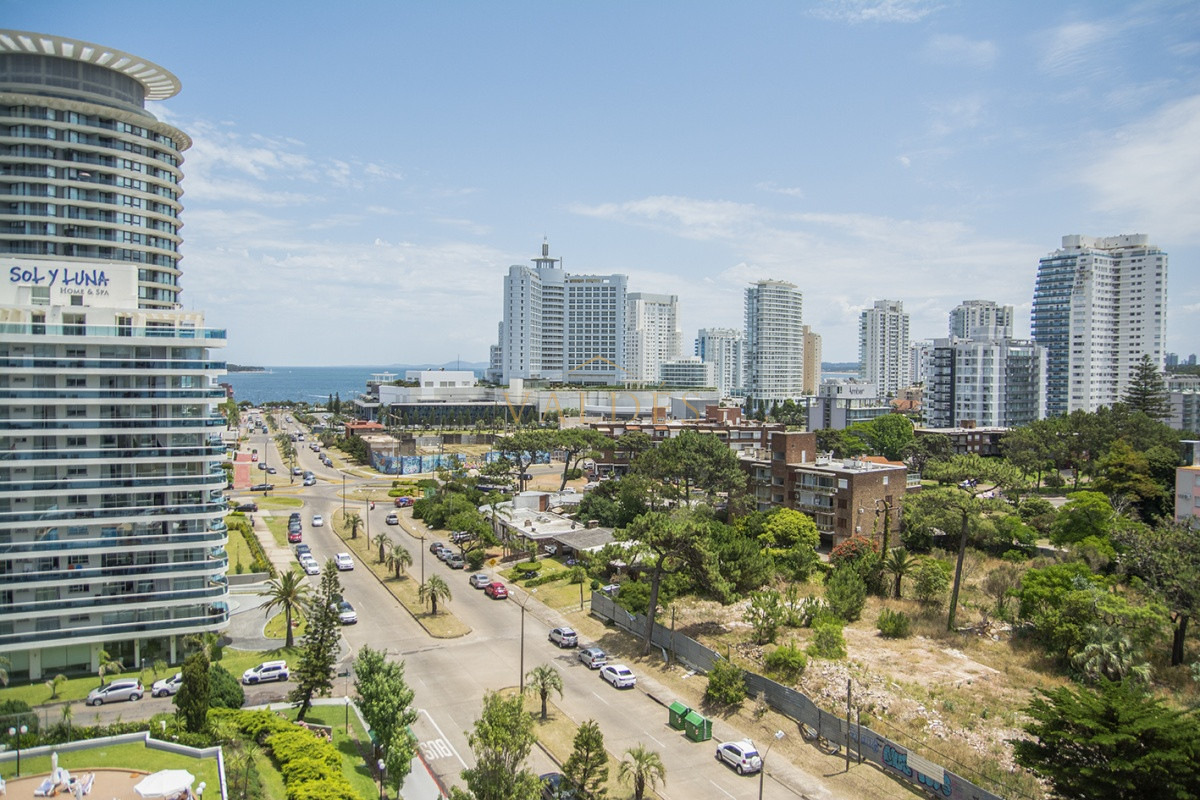 Vende apartamento de 2 dormitorios y medio en Chiverta, Reciclado completo. Punta del Este