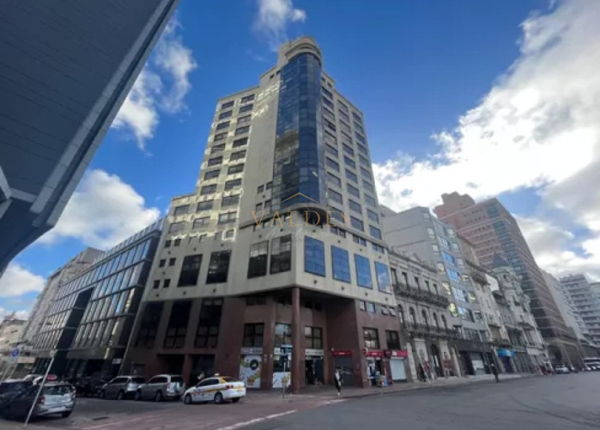 Venta y alquiler frente a plaza Independencia Montevideo, torre X, torre de categoría ( son dos oficinas unidas)