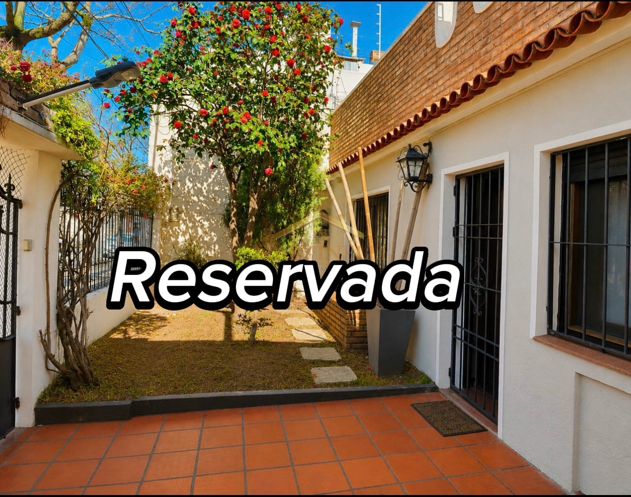 Alquiler casa Jacinto Vera 2 dormitorios, cochera, jardín, fondo con barbacoa, seguridad