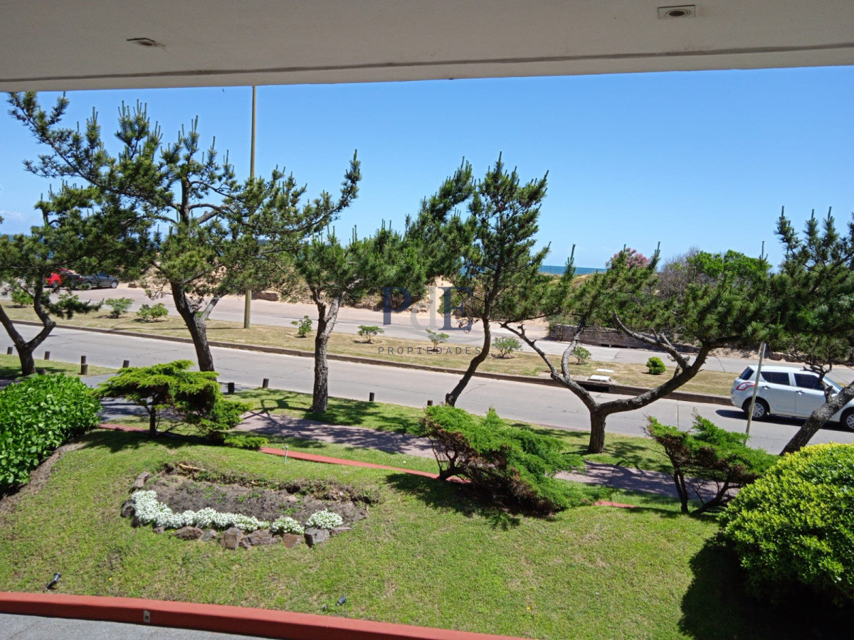 Playa Mansa | Apartamento Pasante en Primera Línea con Cochera