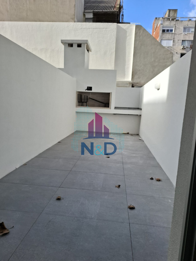ALQUILER APARTAMENTO EN CENTRO UN DORMITORIO CON GARAGE , PATIO Y PARRILLERO DE USO EXCLUSIVO