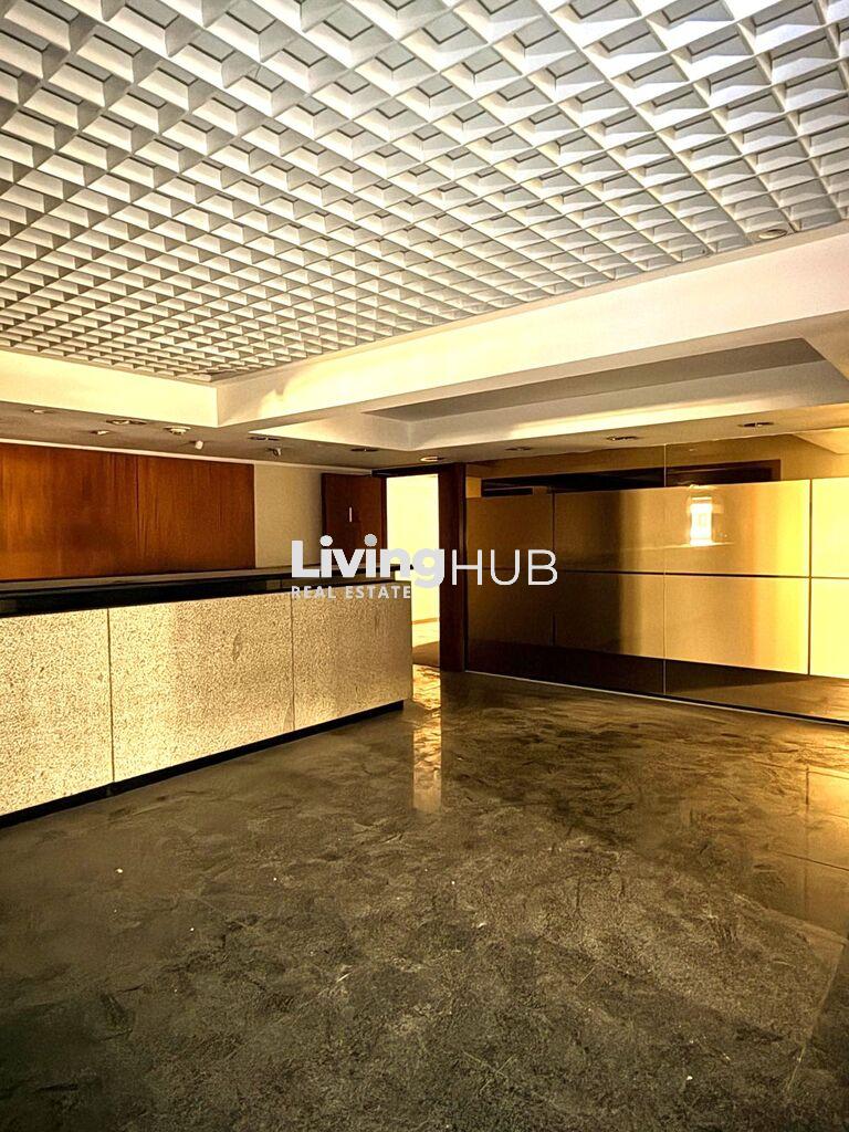 Alquiler Oficina de 560 m² con Doble Frente: Plaza Independencia y Calle Colonia