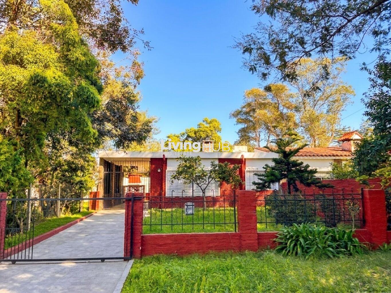 VENTA CASA 2 DORMITORIOS, GRAN JARDIN Y PARRILLERO, PINARES DE ATLANTIDA .