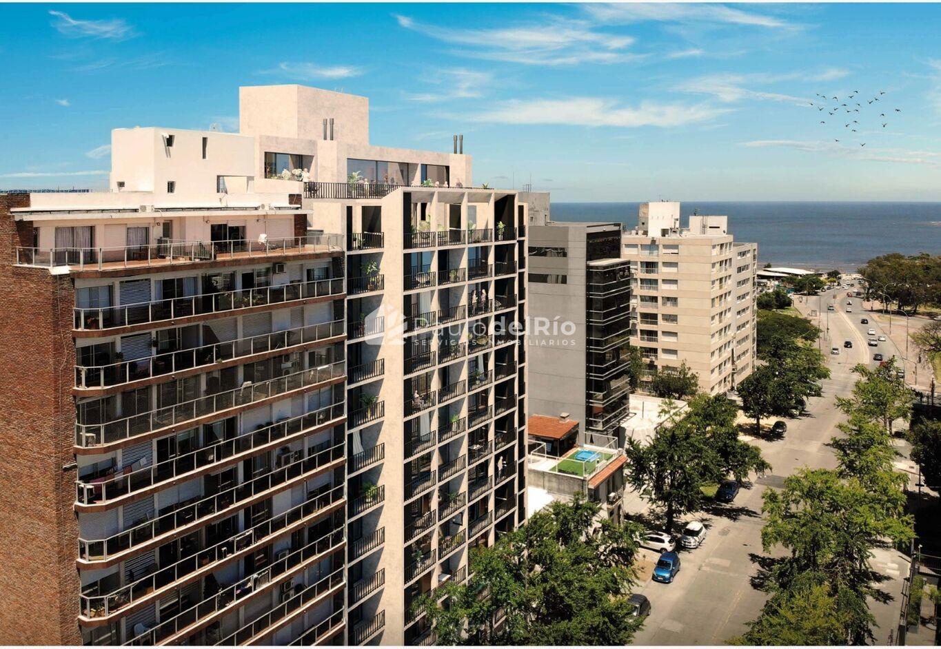 Venta apartamento en piso alto con terraza y parrillero