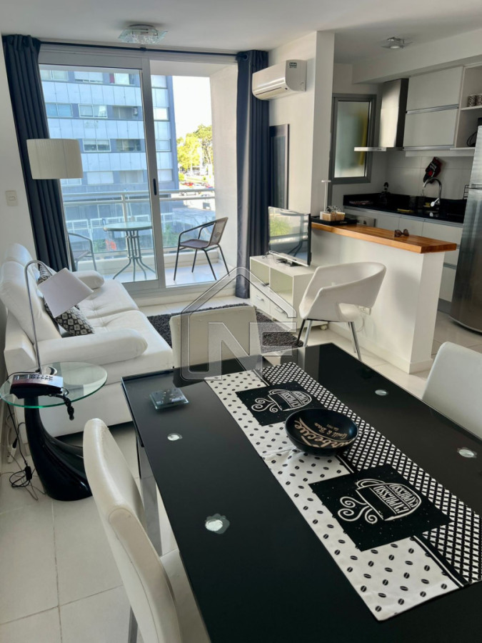 Un dormitorio con excelente ubicación sobre Roosevelt