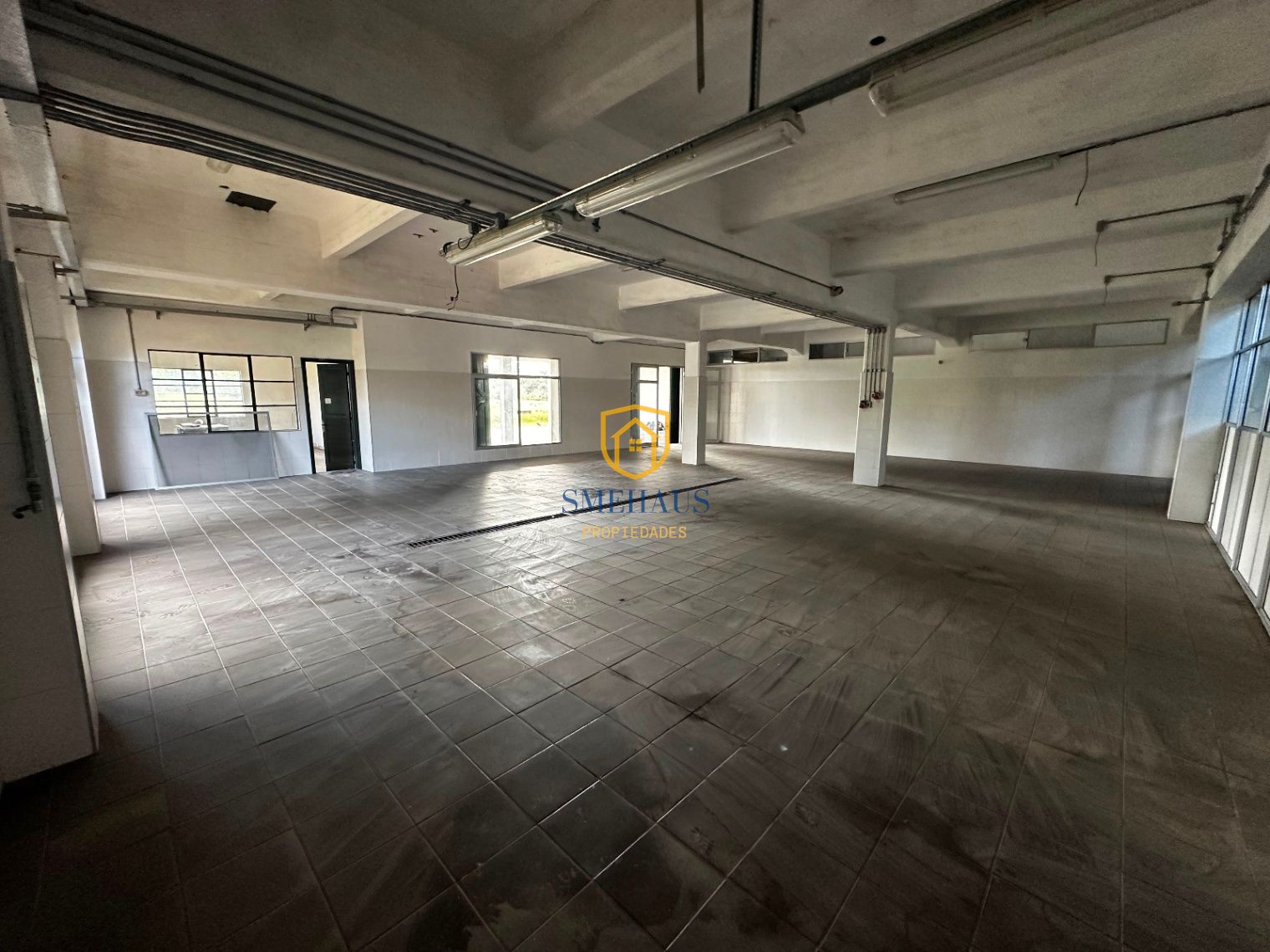 Galpón en alquiler en Canelones con 1000 m2, oficinas, apto y rampa de carga · Photo 4