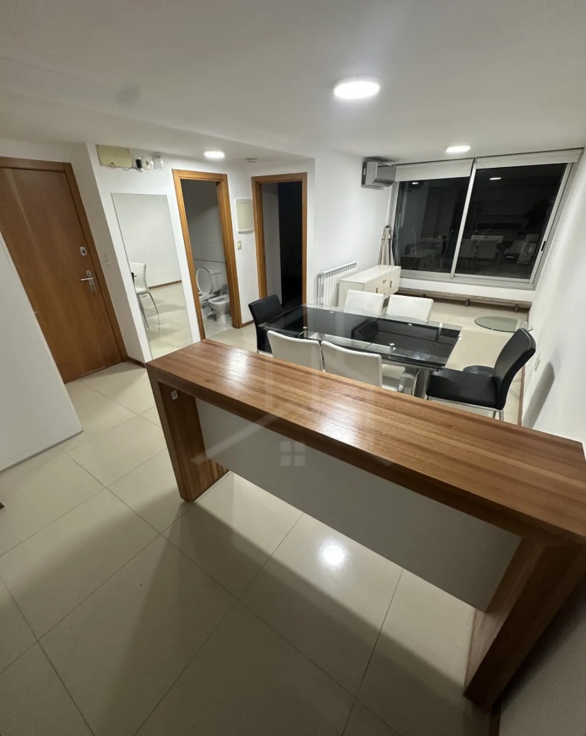 Alquiler apartamento Semi amueblado frente a la rambla de Malvin 1 dormitorio con amplio patio privado
