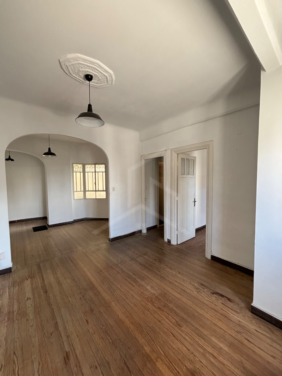 Alquiler Apartamento Amplio y Luminoso en Pleno Centro con 2 Dormitorios y Parrillero