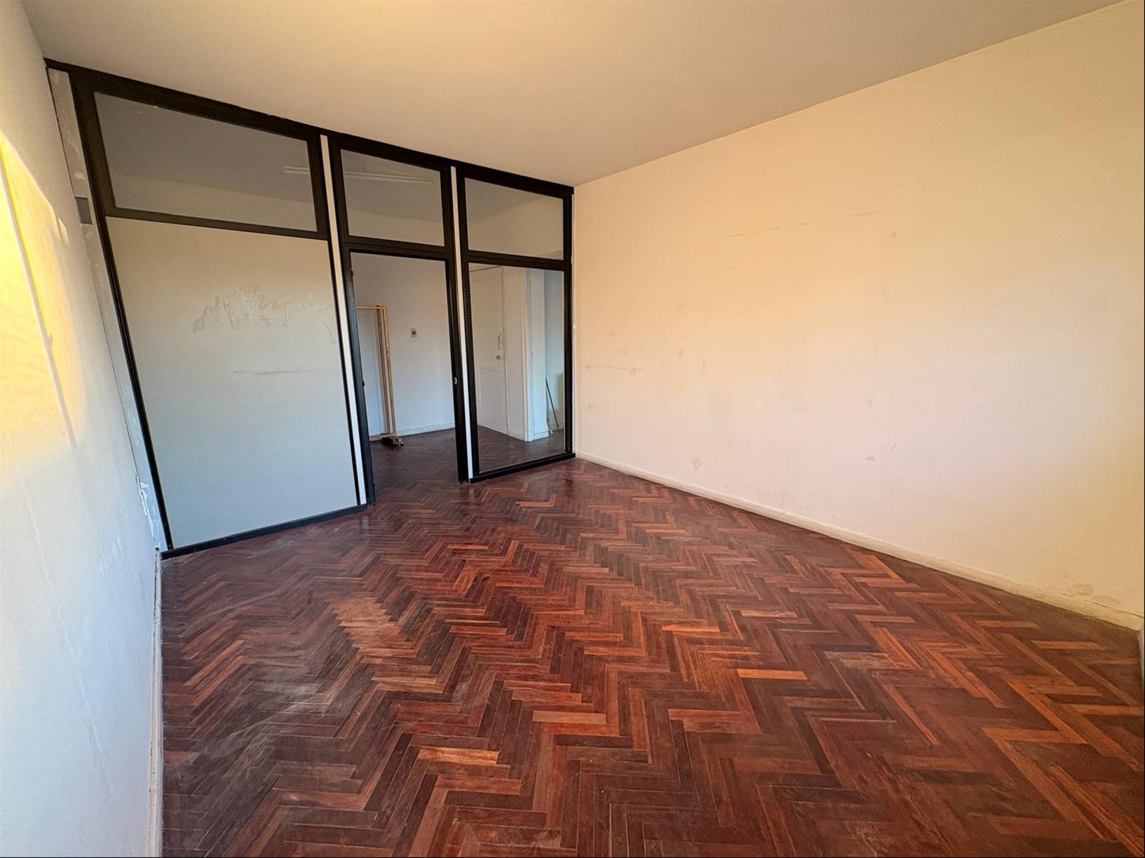 Oficina sobre la calle Rincon y Pza Matriz al frente · Foto 6