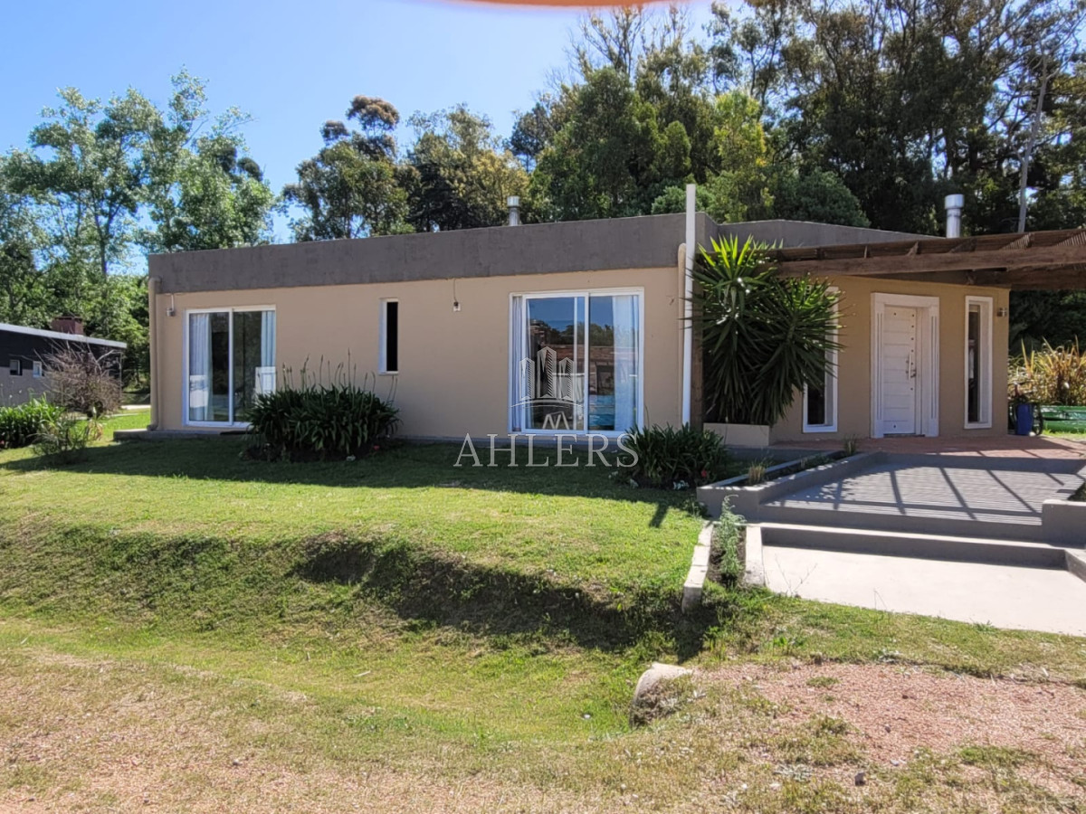 Se vende casa en Punta Ballena de 3 dorm, 3 baños, estufa de alto rendimiento, piscina