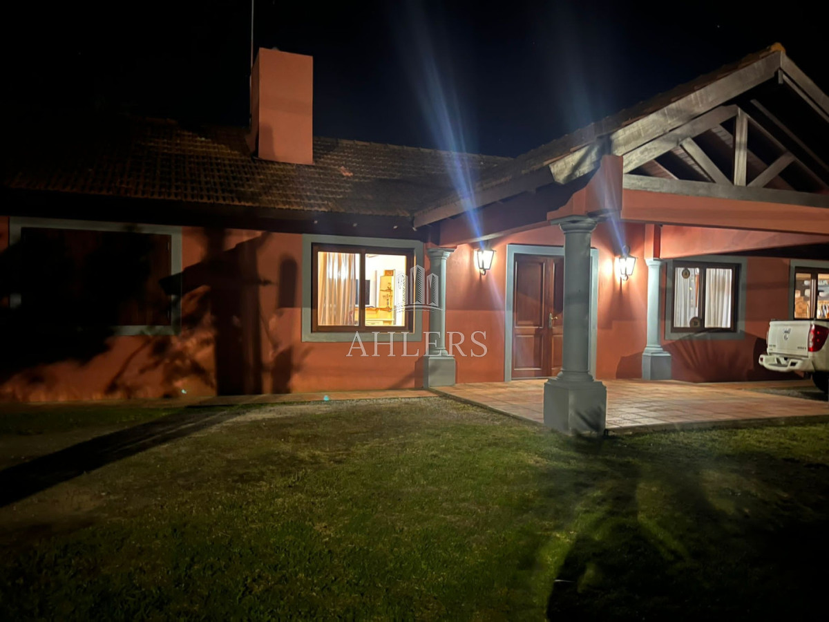 Se vende casa en Barrio Marly cuenta con 4 dormitorios, 3 baños, living con estufa