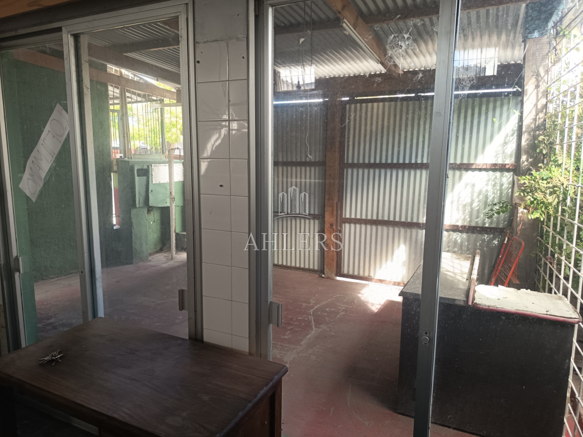 Se vende dos locales comerciales, uno de ellos con la maquinaria de carnicería