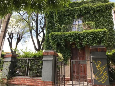 Importante Residencia Esquina Para Oficina, Empresa O Consultorio