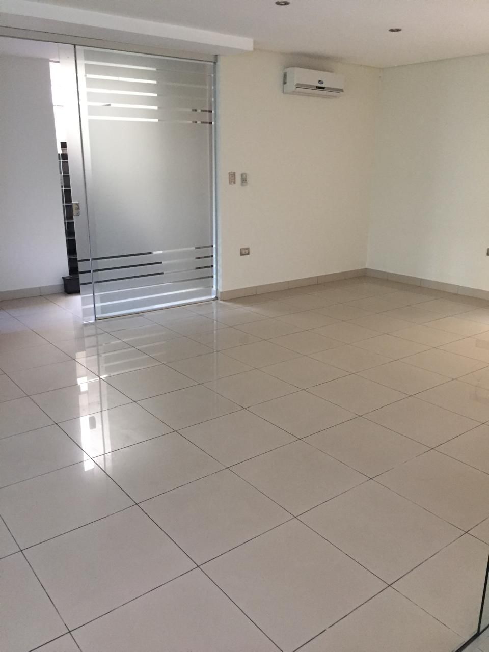 EN ALQUILER – RESIDENCIA DE ALTO NIVEL CON 5 SUITES | ZONA SHOPPING DEL SOL — foto 2