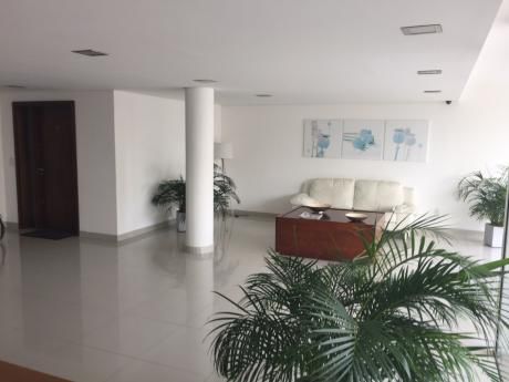 Hermoso Apartamento De Primer Nivel A 2 De La Rambla Edifico Parkway