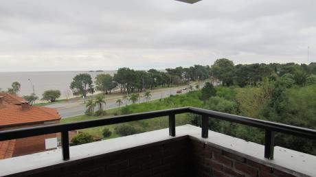 Apartamento En Edificio Matrero, Sobre Rambla Costanera, Dos Dormitorios