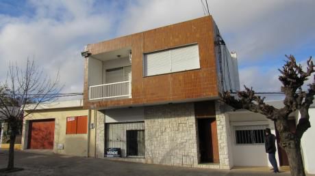 Casa De Dos Plantas Sobre Calle Soriano