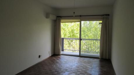 Apartamento En Edificio Banco Hipotecario, Unidad 404