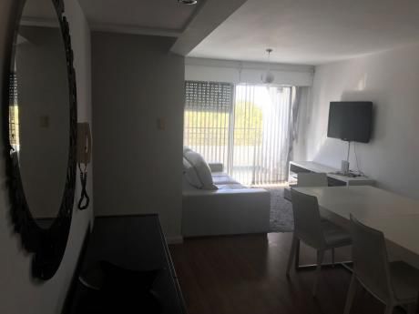 Apartamento En Torre América, 2 Dormitorios Unidad 402