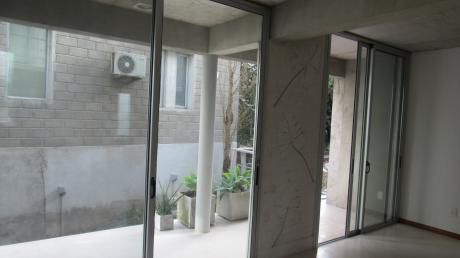 Apartamento En Edificio I + O, Unidad 001