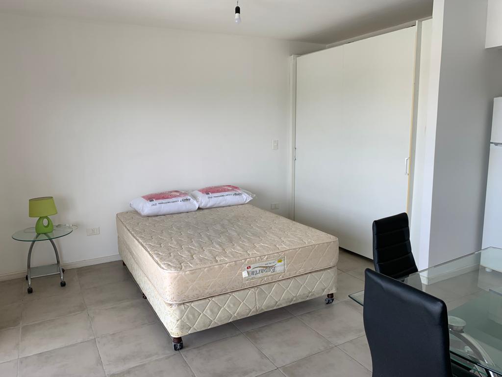 MONOAMBIENTE EN EDIFICIO RAMBLA 708