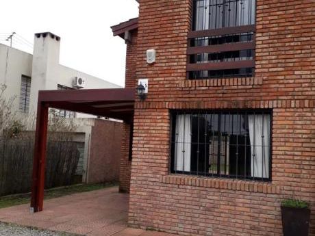 * * Preciosa Casa En Alquiler En Parque Miramar * *