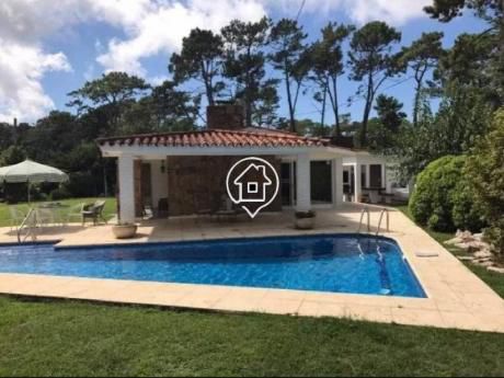 Casa Con Piscina, Parrillero, Garaje En Punta Del Este - Ref: 108