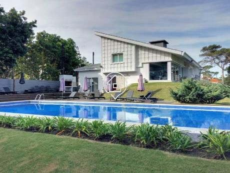 Apartamento Con Balcon Y Parrillero Propio, Garaje, Piscina En Punta Del Este Unique - Ref: 122