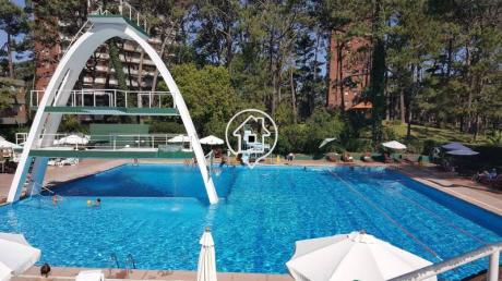 Apartamento Punta Del Este, Dos Dormitorios, Piscina, Parrillero Arcobaleno Disponible En Febrero - Ref: 45