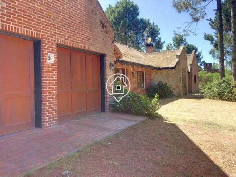 Casa En Pinares Con Piscina, Parrillero, Gran Parque, Doble Garaje En Venta - Ref: 51
