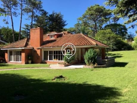 Excelente Casa Disponible En Barrio Cantegril Con Piscina Y Parrillero - Ref: 59