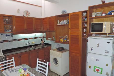 Hermoso Apartamento De 2 Dormitorios Tipo Casa Sobre Avenida