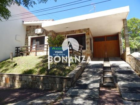 Casa En Venta, Piriápolis, 3 Cuadras De La Playa