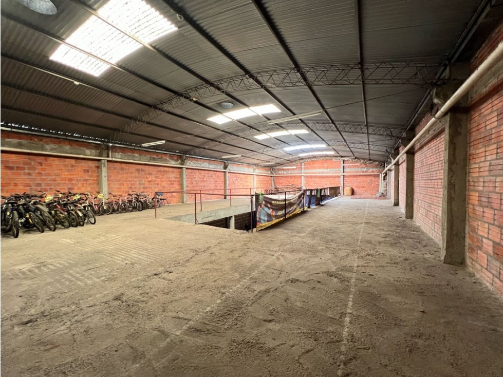 Deposito showroom de 450m2 en el centro de Luque — foto 2