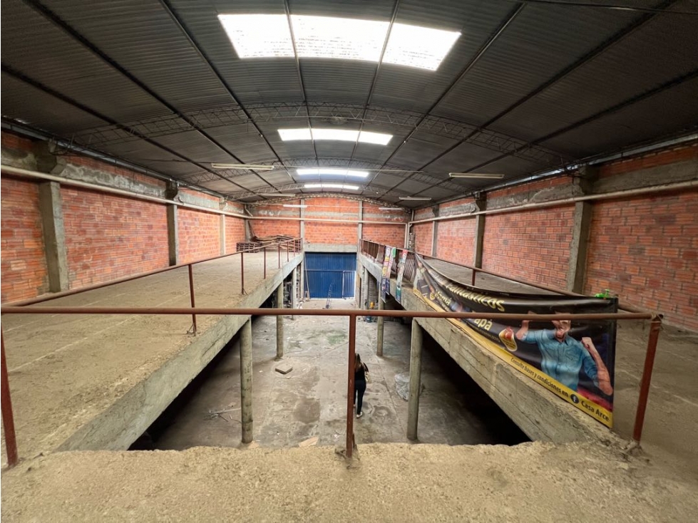 Deposito showroom de 450m2 en el centro de Luque — foto 3