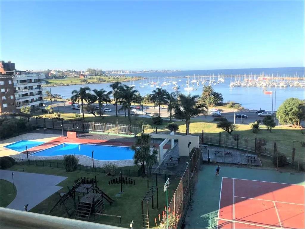 Amplio apartamento reciclado de 4 dormitorios, con vista al puertito del Buceo y amenities premium