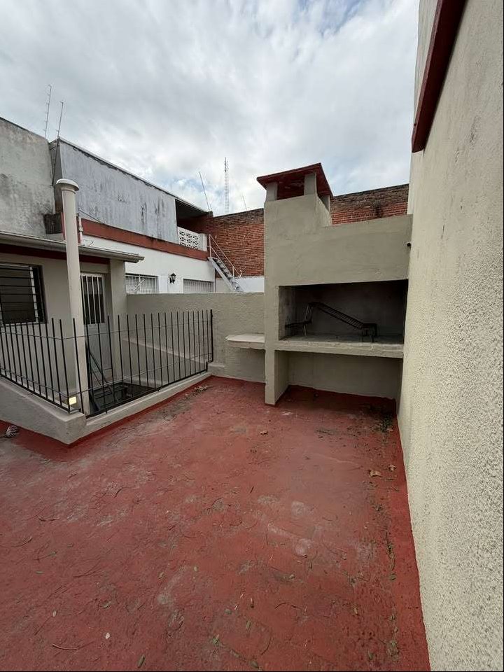 Casa en Padron Unico, moderna y luminosa, hecha a nuevo, con garage, terraza y barbacoa.