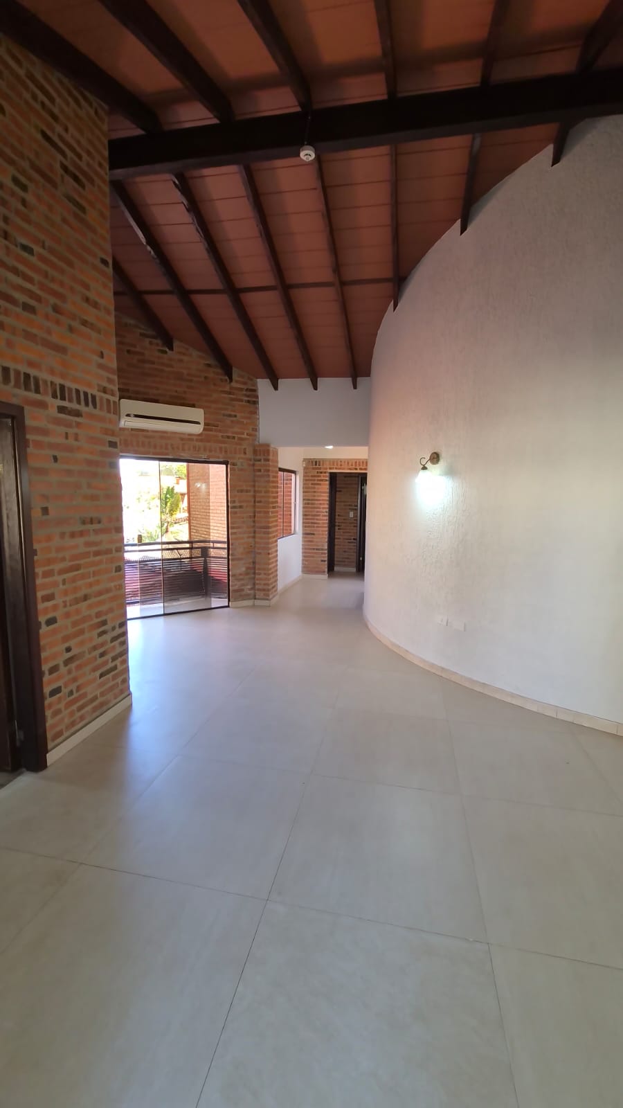 ALQUILO HERMOSA CASA DE CUATRO DORMITORIOS EN LUQUE — foto 3